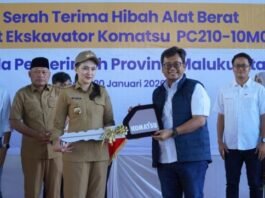 United Tractors Grants Komatsu Excavator to North Maluku Provincial Government
